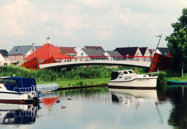 Twee bruggen over de Espelervaart in Emmeloord